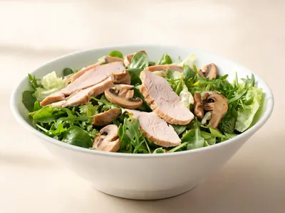 Gemischter Salat mit Weichkäse